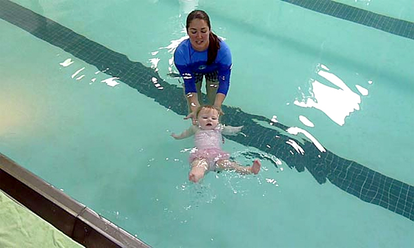 วิธีการสอนลูกว่ายน้ำ ทำให้เด็กคุ้นเคยกับน้ำ
